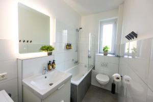 Baño blanco con lavabo y aseo en 75qm Luxusapartment in perfekter Lage en Bochum