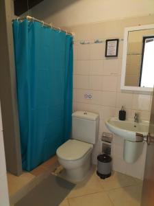 een badkamer met een toilet en een wastafel bij Solstice in Santa Maria