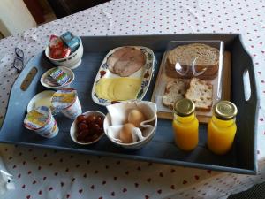 de Wylgepleats في Jutrijp: صينية طعام مع الفواكه والخضار وعصير البرتقال