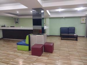 uma sala de espera com duas cadeiras e um balcão em Friendly Hostel - DMK Airport เฟรนด์ลี่ โฮสเทล ดอนเมือง em Ban Don Muang (1)