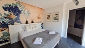 Un dormitorio con una cama y un cuadro en la pared. en Villa NC30 , chambres privatives deluxe, en La Rochelle 27 fotos más