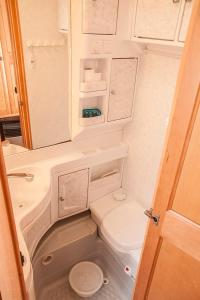 małą łazienkę z toaletą i umywalką w obiekcie Przyczepa w pierwszej linii brzegowej - Kemping Molo Surf w Jastarni