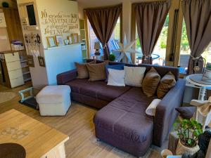 sala de estar con sofá y mesa en Casamia4u, en Alsóörs