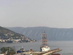 una barca è ormeggiata in un molo in acqua di Sea View Apartment Anabel a Vlorë