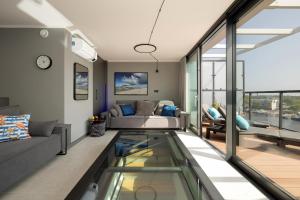 TV a/nebo společenská místnost v ubytování Lighthouse Luxury Penthouse - Jantar Apartamenty
