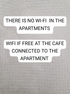 uma imagem de dois textos com as palavras não há wi-fi no apartamento em Large Family Apartment by Beach & center of town em Asilah