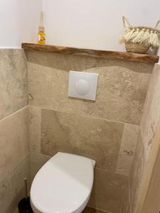 uma casa de banho com um WC branco num quarto em Gite "La Coline d'Océane" - Neffies em Néffiès