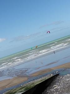 a group of people flying kites on the beach at MOBIL HOME CAMPING LES GOELANDS *** in Saint-Martin-Plage