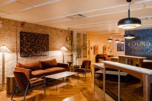 una hall con divano, sedie e tavoli di Found Chicago powered by Sonder a Chicago