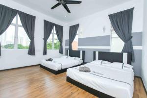 Postel nebo postele na pokoji v ubytování Georgetown Bungalow Pool table 5BR 20pax