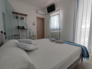 Postel nebo postele na pokoji v ubytování Sea Room Torre Lapillo