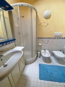 ein Bad mit einer Dusche, einem Waschbecken und einem WC in der Unterkunft Vacanza da sogno nell’Altopiano. in Gallio