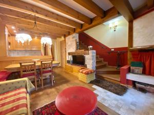 a living room with a table and a dining room at Vacanza da sogno nell’Altopiano. in Gallio