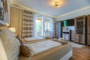 A bed or beds in a room at AusZeit Steiraland 7 mit überdachten Balkon und Parkplatz