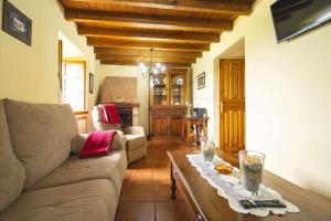 un soggiorno con divano e tavolo di Capilarona El Pozo a Salas