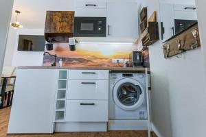 A kitchen or kitchenette at AusZeit Steiraland 7 mit überdachten Balkon und Parkplatz