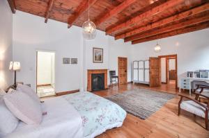 1 dormitorio con 1 cama grande y chimenea en Contreberg Manor House, en Darling