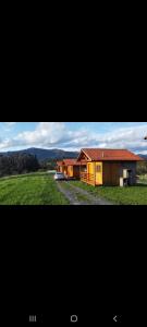 two pictures of a house and a barn at Chalés Vista Bonita in Urubici