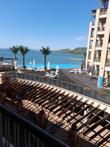 vistas al océano desde el balcón de un hotel en Port Balchik apartment, en Balchik