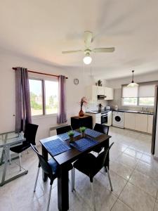 een keuken en eetkamer met een tafel en stoelen bij Emma's Place, 2 bedroom apartment with pool view in Paphos City