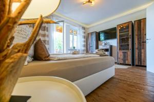 A bed or beds in a room at AusZeit Steiraland 7 mit überdachten Balkon und Parkplatz