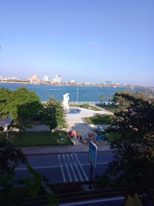 uma vista para um parque com o oceano ao fundo em Nhà nghỉ Hằng Nga em Dong Hoi