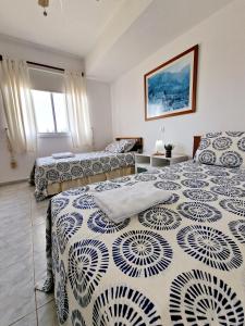 una camera con due letti e una finestra di Emma's Place, 2 bedroom apartment with pool view a Paphos