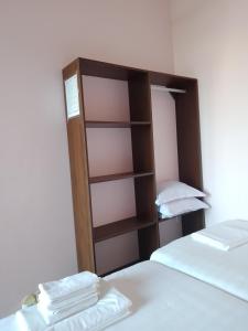 Een bed of bedden in een kamer bij Nhà nghỉ Hằng Nga