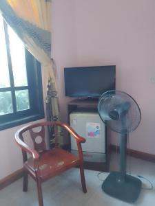 TV a/nebo společenská místnost v ubytování Nhà nghỉ Hằng Nga