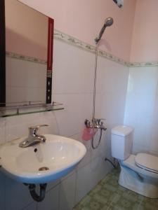 een badkamer met een wastafel en een toilet bij Nhà nghỉ Hằng Nga in Dong Hoi