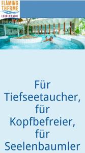 eine Collage von zwei Bildern eines Schwimmbads in der Unterkunft Behagliches Haus am Waldrand in Nähe von Berlin 