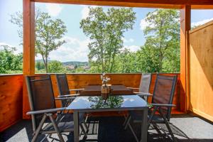 A balcony or terrace at AusZeit Steiraland 7 mit überdachten Balkon und Parkplatz