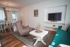 ein Wohnzimmer mit einem Sofa und einem Tisch in der Unterkunft Vacation House Vila Mia in Bled