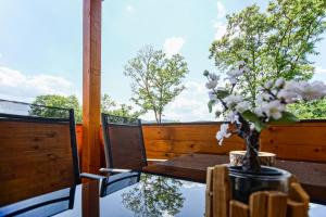 A balcony or terrace at AusZeit Steiraland 7 mit überdachten Balkon und Parkplatz