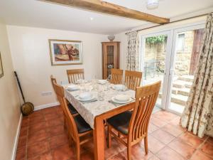 a dining room with a table and chairs at Lavender Cottage, Brailes in Lower Brailes