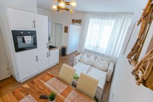 A kitchen or kitchenette at AusZeit Steiraland 7 mit überdachten Balkon und Parkplatz