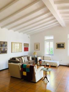 ein großes Wohnzimmer mit Sofas und einem Tisch in der Unterkunft Mediterranean house with beautiful garden in Karlovasi