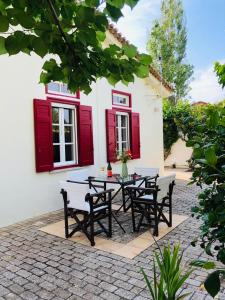 Fotografie z fotogalerie ubytování Mediterranean house with beautiful garden v destinaci Karlovasi