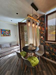 - une salle à manger avec une table, des chaises et un canapé dans l'établissement Studio apartmani Vukasin, à Tivat