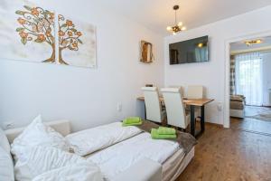 A bed or beds in a room at AusZeit Steiraland 7 mit überdachten Balkon und Parkplatz