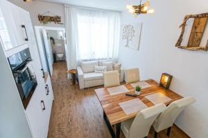 A seating area at AusZeit Steiraland 7 mit überdachten Balkon und Parkplatz