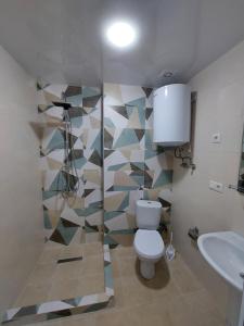 uma casa de banho com um WC e um lavatório em Gonio Superior em Gonio