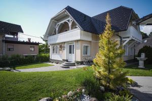 ein Haus mit einem Weihnachtsbaum im Hof in der Unterkunft Vacation House Vila Mia in Bled