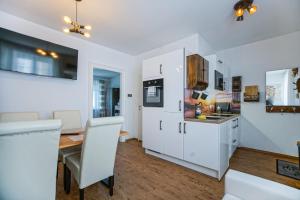 A kitchen or kitchenette at AusZeit Steiraland 7 mit überdachten Balkon und Parkplatz