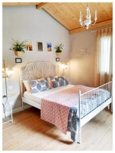 Trecasali的住宿－La Casina，一间卧室配有一张白色床架的床