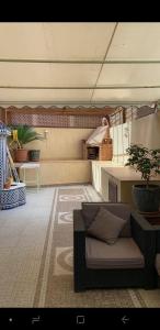 - un salon avec un canapé et une table dans l'établissement Appartement cosy, terrasse , gueliz,, à Marrakech