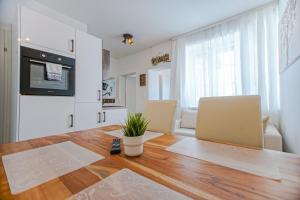 A kitchen or kitchenette at AusZeit Steiraland 7 mit überdachten Balkon und Parkplatz