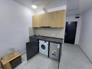 a small kitchen with a washing machine and a washer at Gonio Superior in Gonio