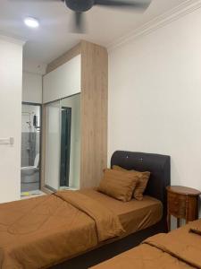 um quarto com uma cama e uma casa de banho em Kita Impian Residence @ Cybersouth em Kampung Dengkil
