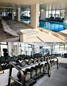 un gimnasio con una fila de pesas en un edificio en Studio Alezzi Beach Resort Ely en Năvodari